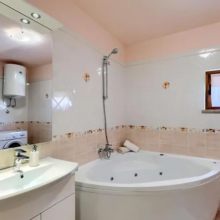 Beautiful Vista Mare With Pool In Villa
