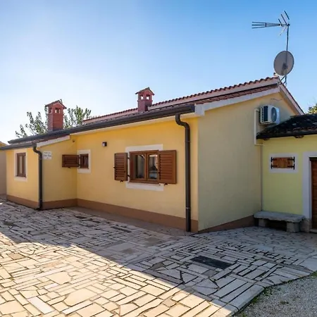 Beautiful Vista Mare With Pool In