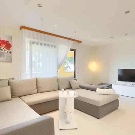 Beautiful Vista Mare With Pool In *