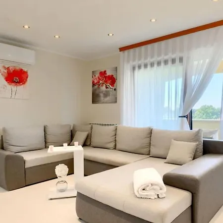 Beautiful Vista Mare With Pool In *